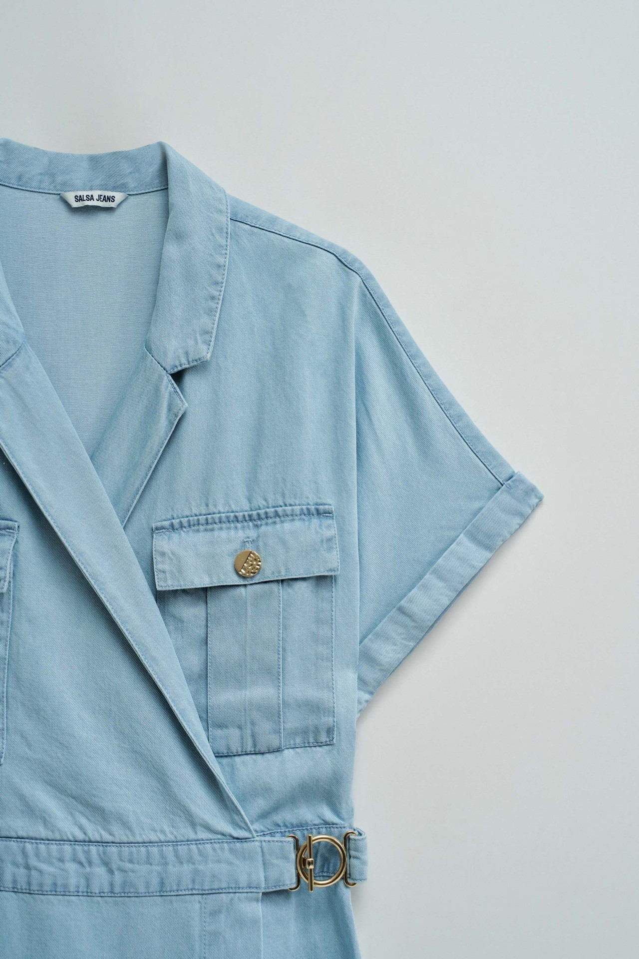 KORTE DUNGAREE IN LICHTDENIM