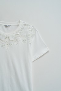 T-SHIRT MIT BLUMENAPPLIKATIONEN