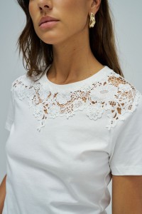 T-SHIRT MIT BLUMENAPPLIKATIONEN