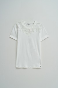 T-SHIRT MIT BLUMENAPPLIKATIONEN