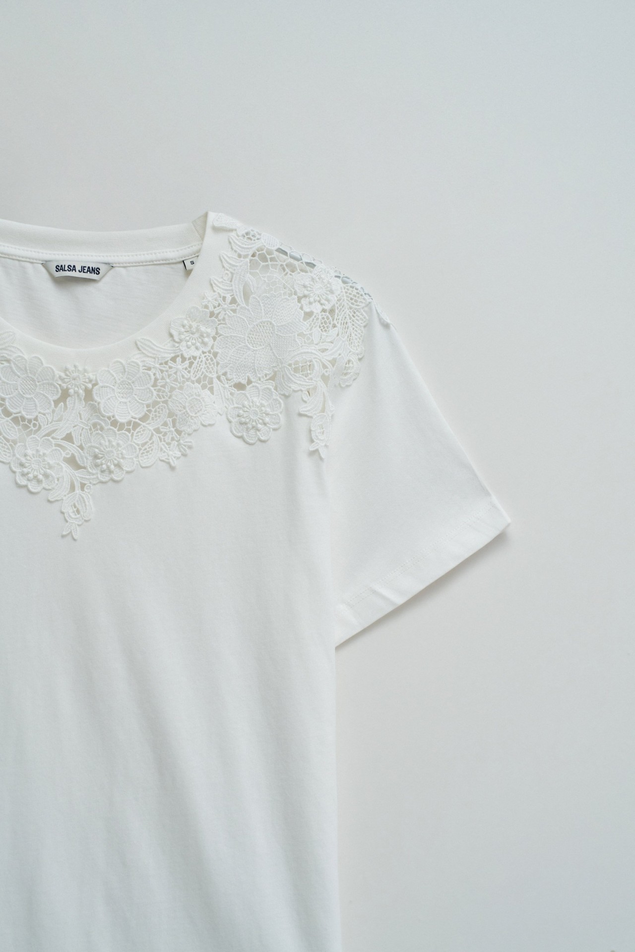 T-SHIRT MIT BLUMENAPPLIKATIONEN