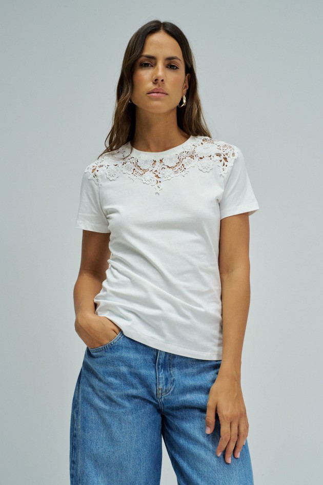 T-SHIRT MET FLORELE APPLIKATIES