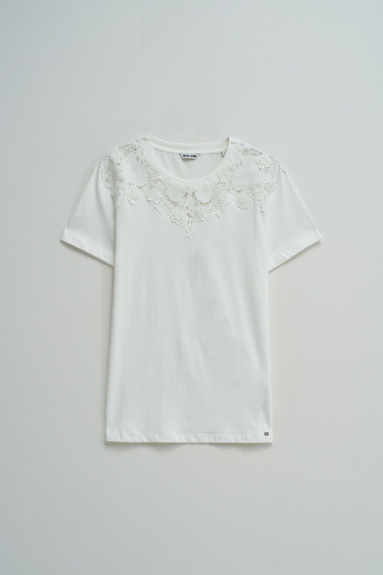 T-SHIRT MIT BLUMENAPPLIKATIONEN