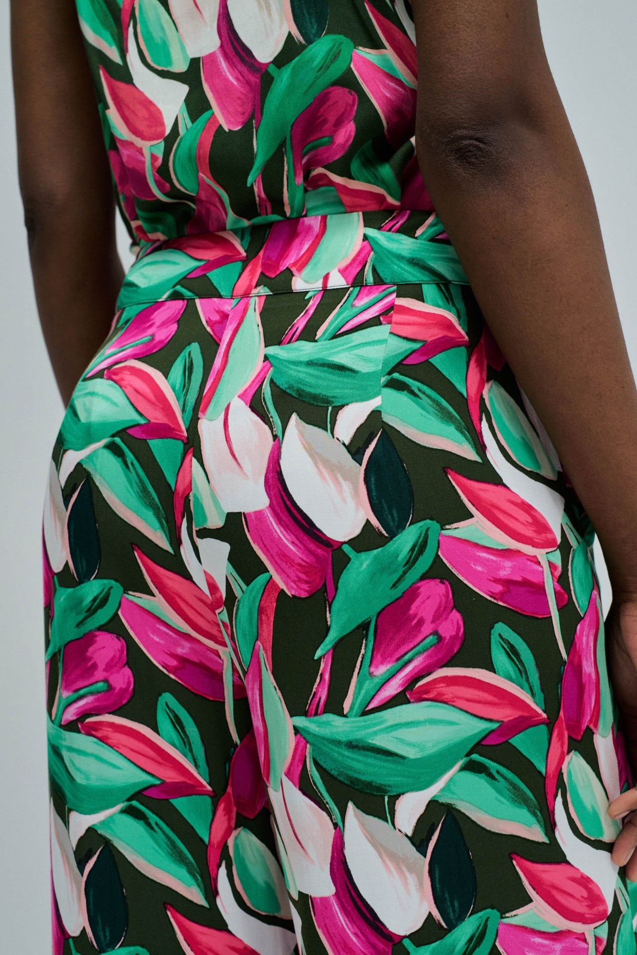 CAL�AS REGULAR FIT COM PADR�O FLORAL