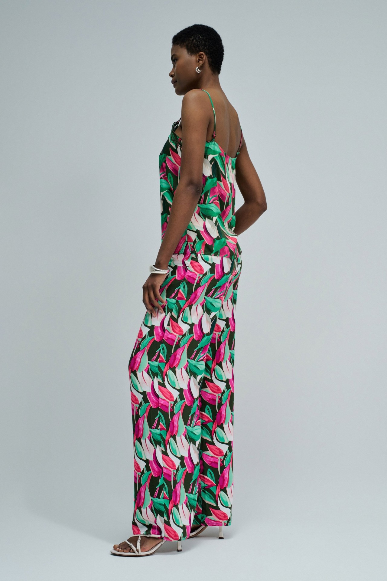 CAL�AS REGULAR FIT COM PADR�O FLORAL