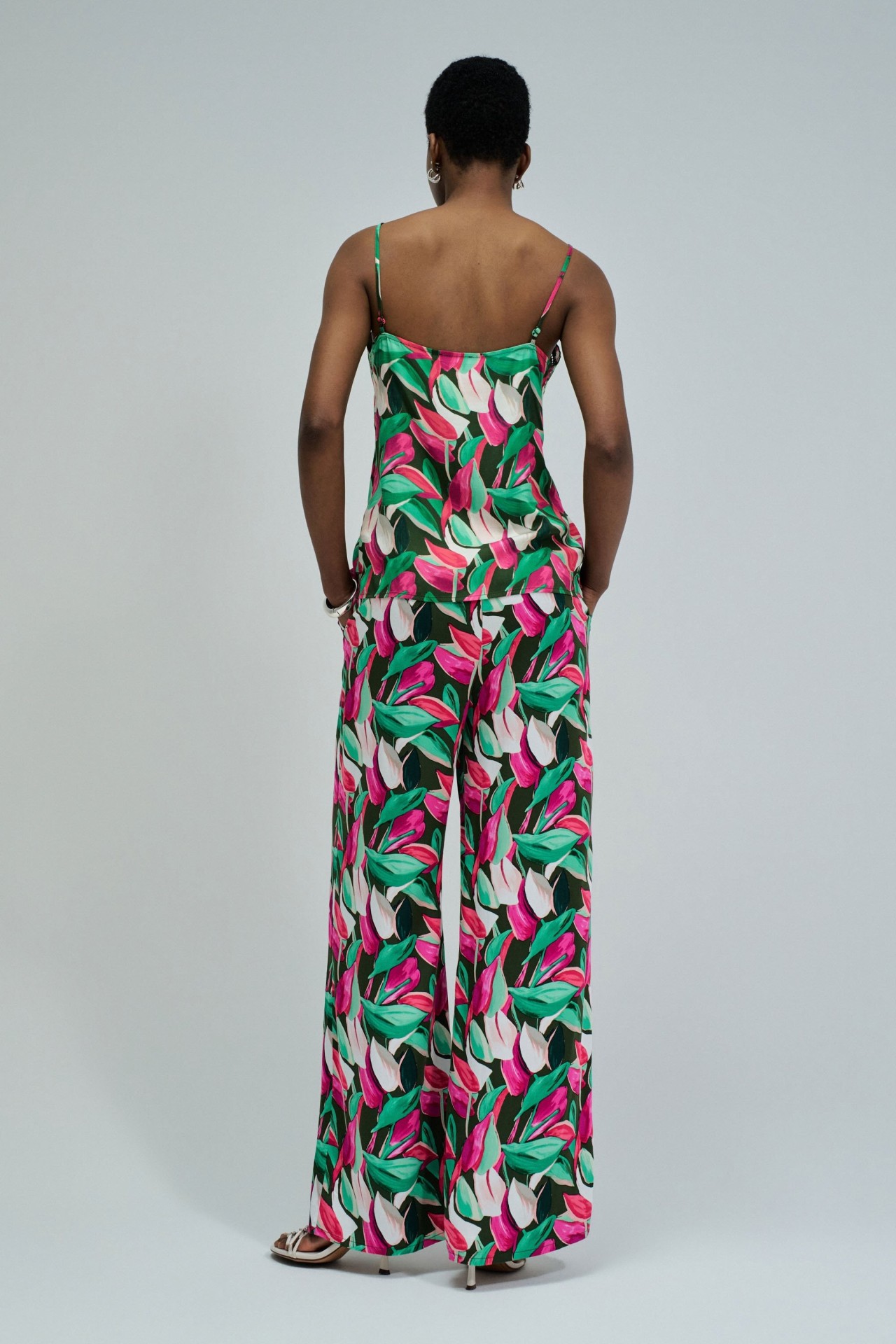 CAL�AS REGULAR FIT COM PADR�O FLORAL