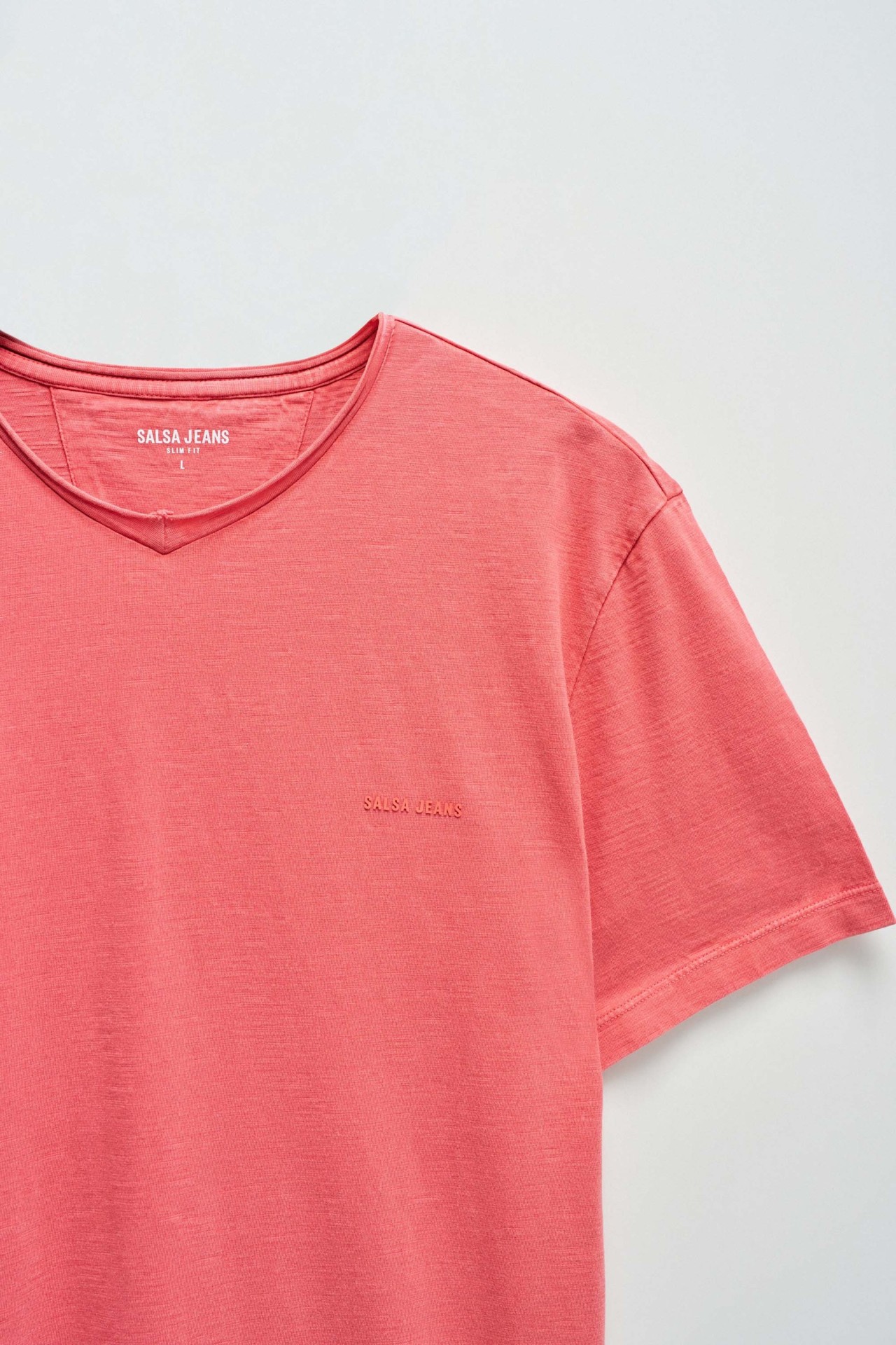 T-SHIRT WITH DYEING AND BRANDING