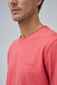 T-SHIRT WITH DYEING AND BRANDING