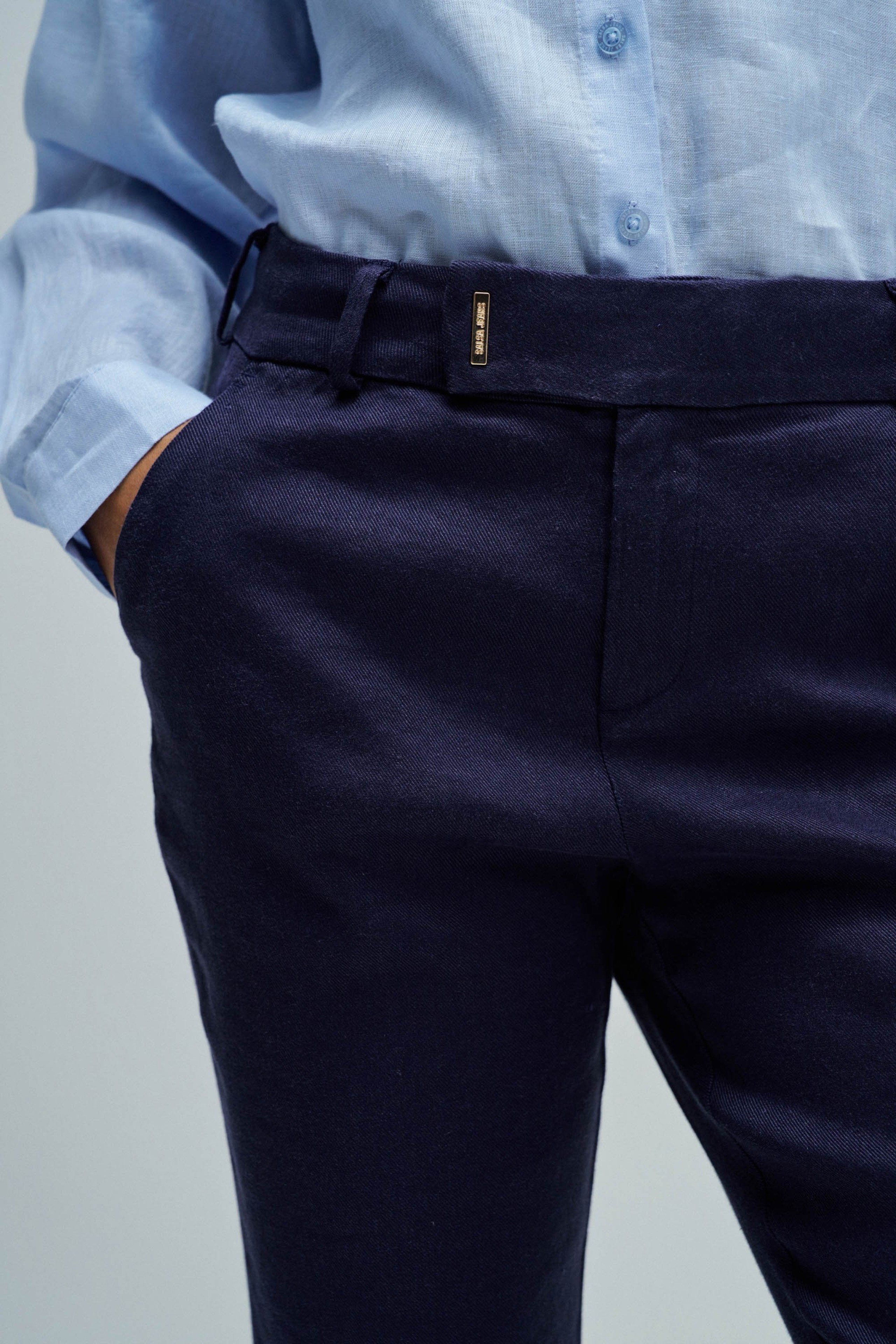 PANTALONES CHINO FLARE CON LINO