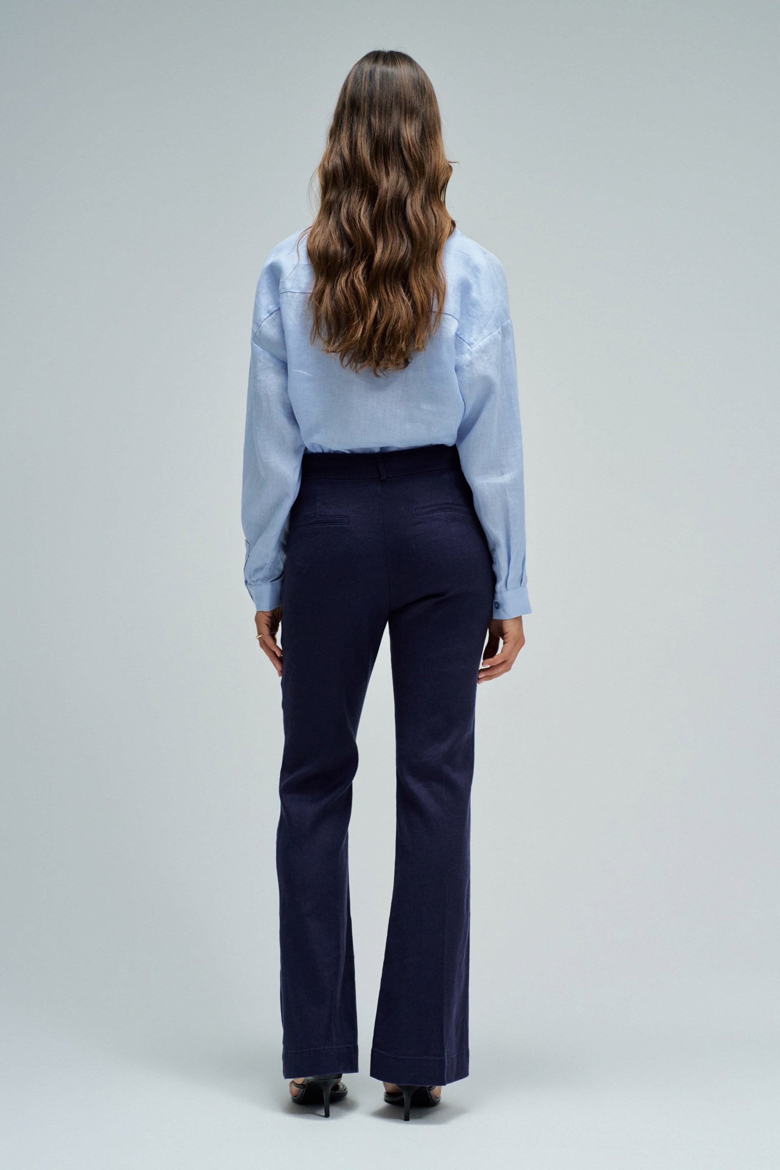 PANTALONES CHINO FLARE CON LINO