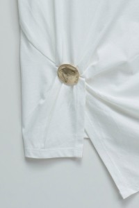 T-SHIRT COM APLICA��O DOURADA