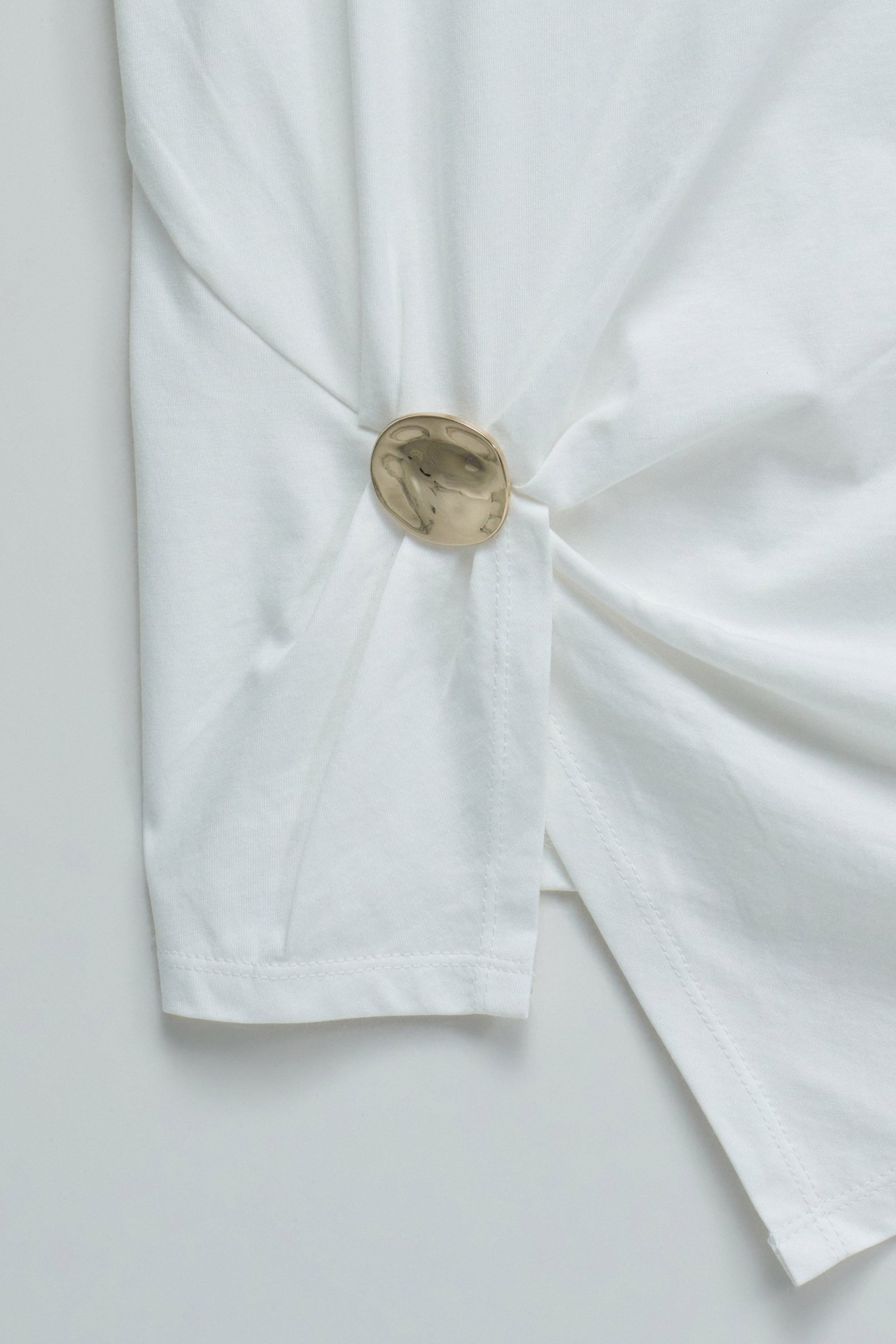 T-SHIRT COM APLICA��O DOURADA