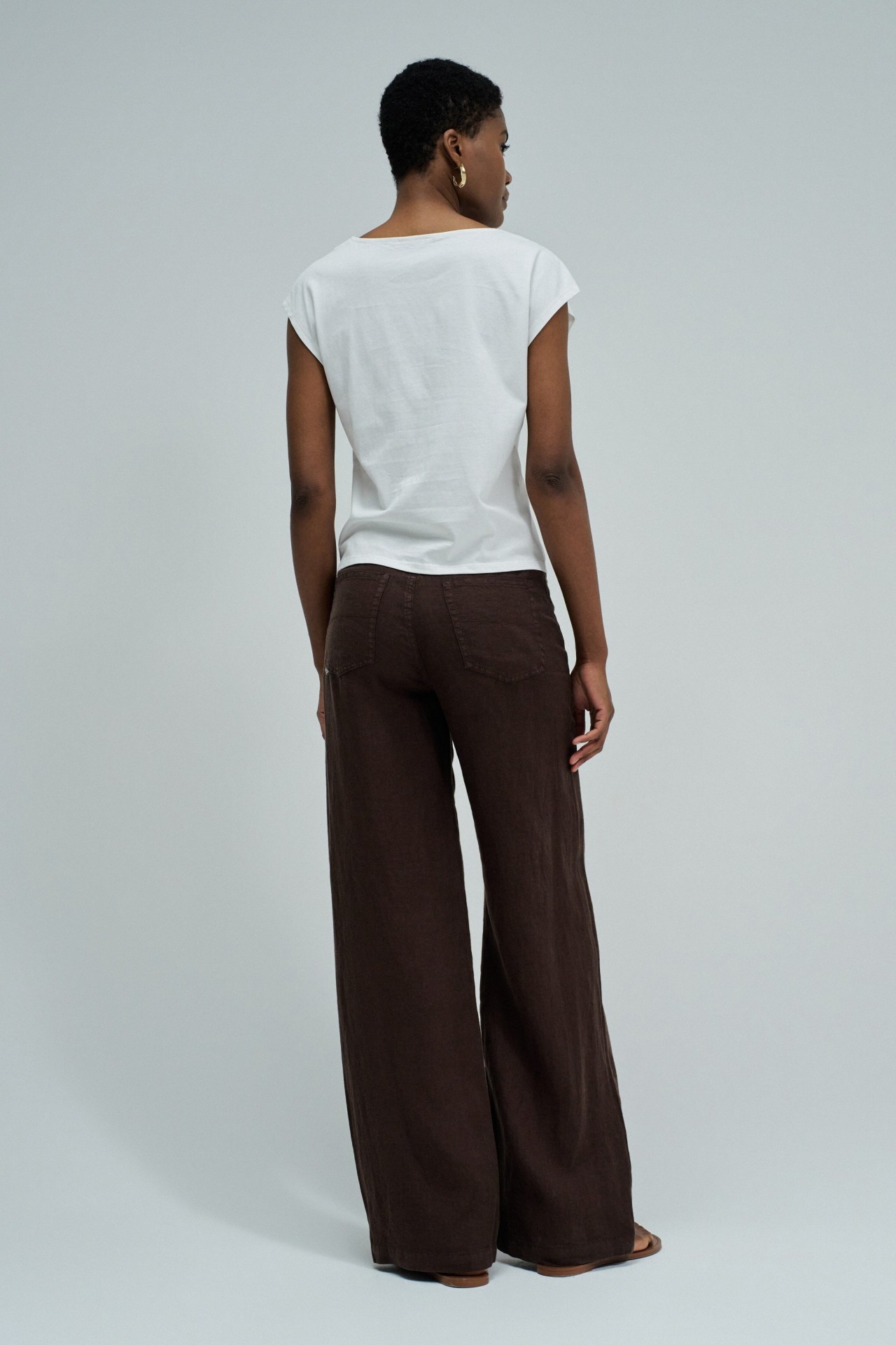 T-SHIRT COM APLICA��O DOURADA