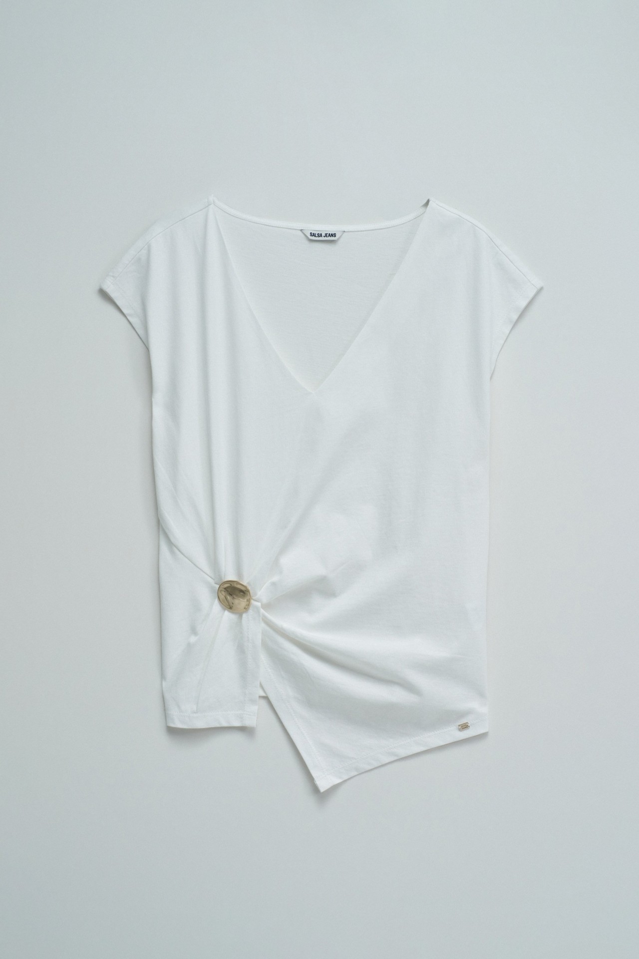 T-SHIRT COM APLICA��O DOURADA