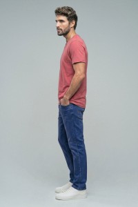 T-SHIRT MET MERKOPDRUK