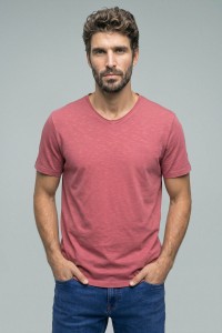 T-SHIRT MET MERKOPDRUK