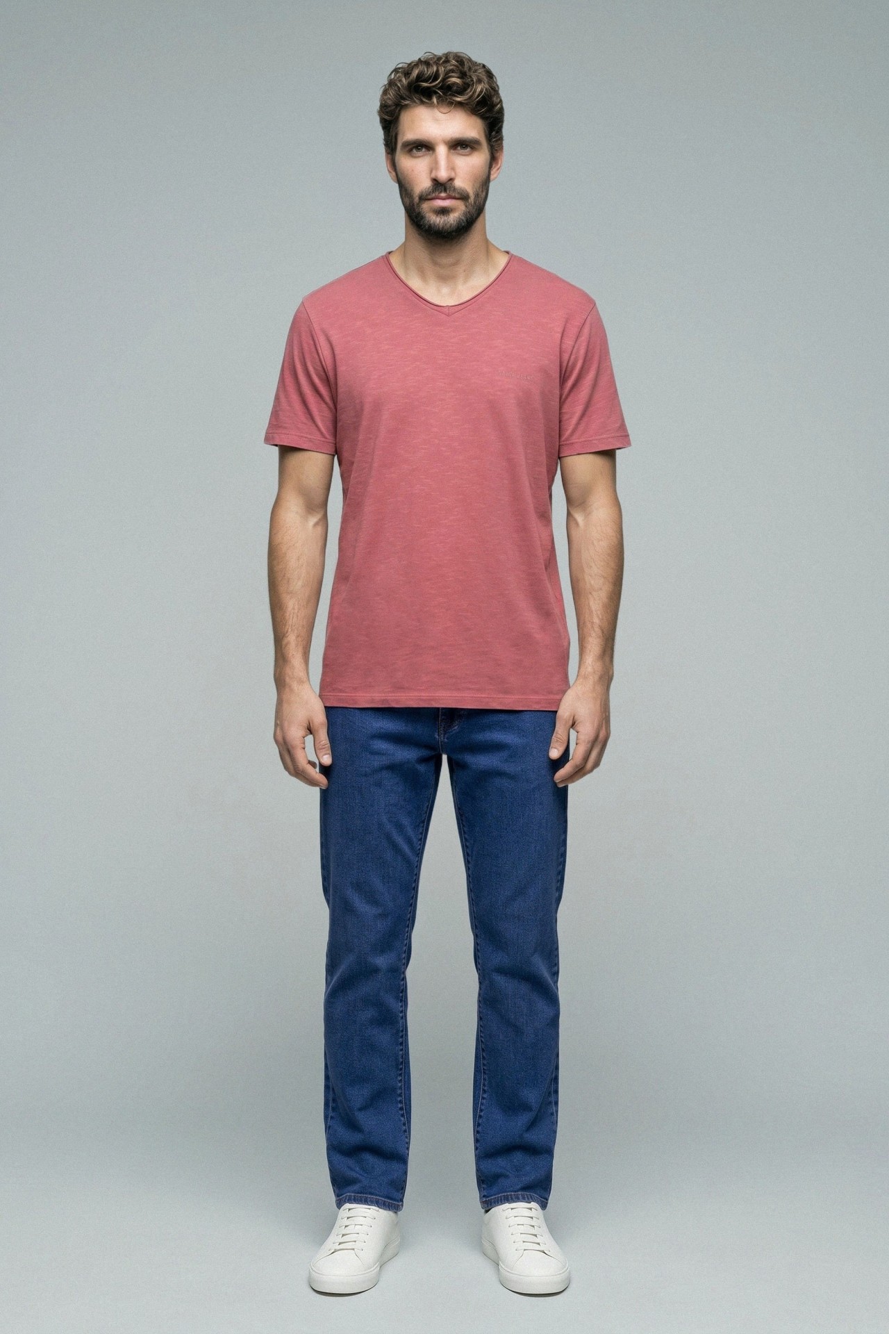 T-SHIRT MET MERKOPDRUK