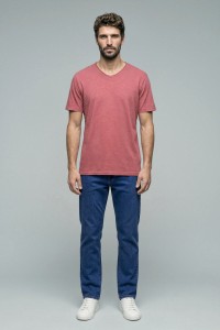 T-SHIRT MET MERKOPDRUK
