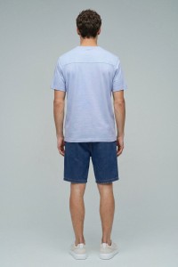 T-SHIRT MET MERKOPDRUK