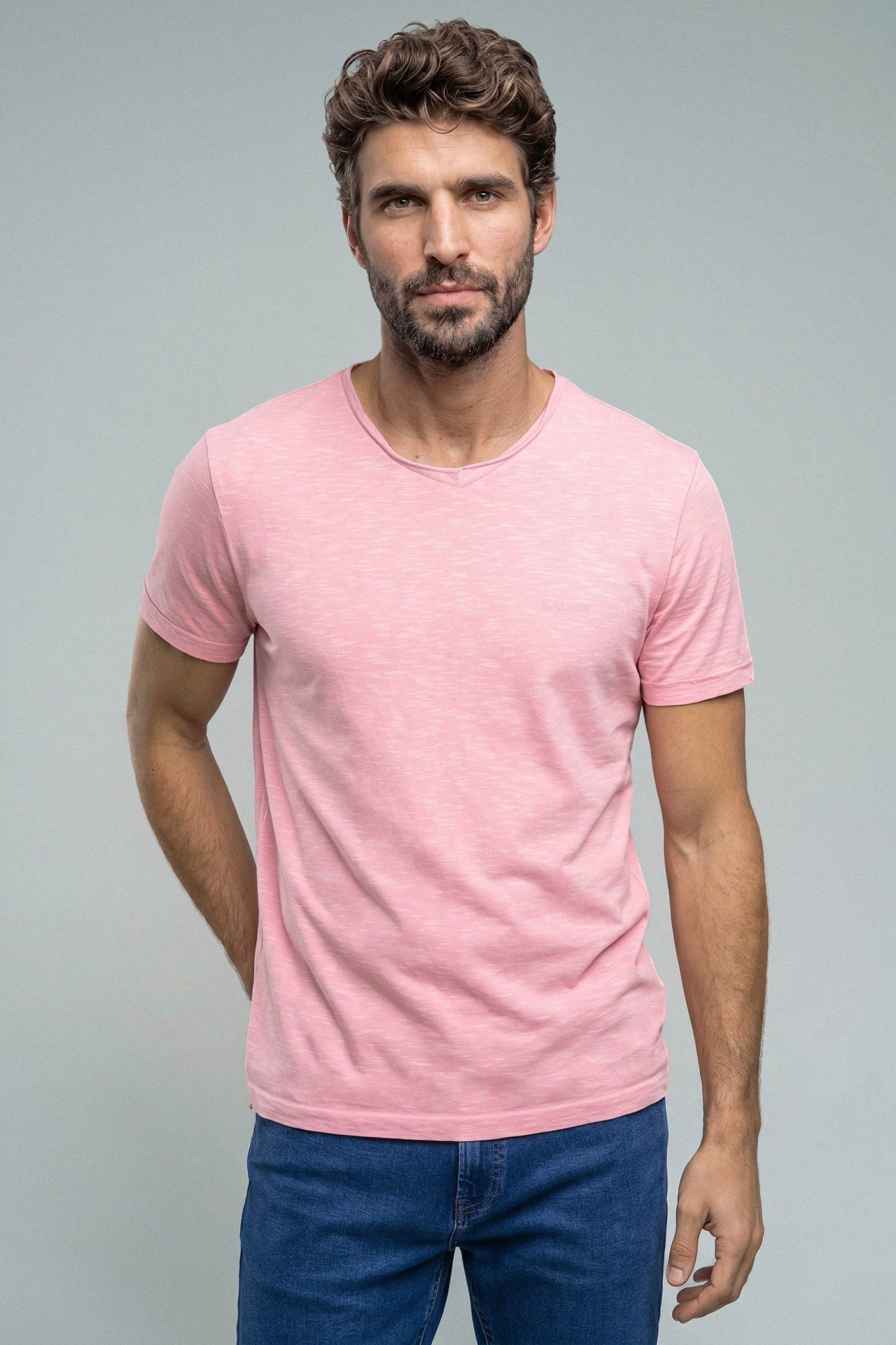 T-SHIRT AVEC TEINTURE ET MARQUAGE