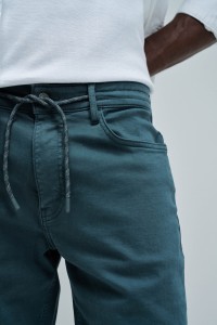 CAL��ES EM DENIM DE COR S-ACTIV