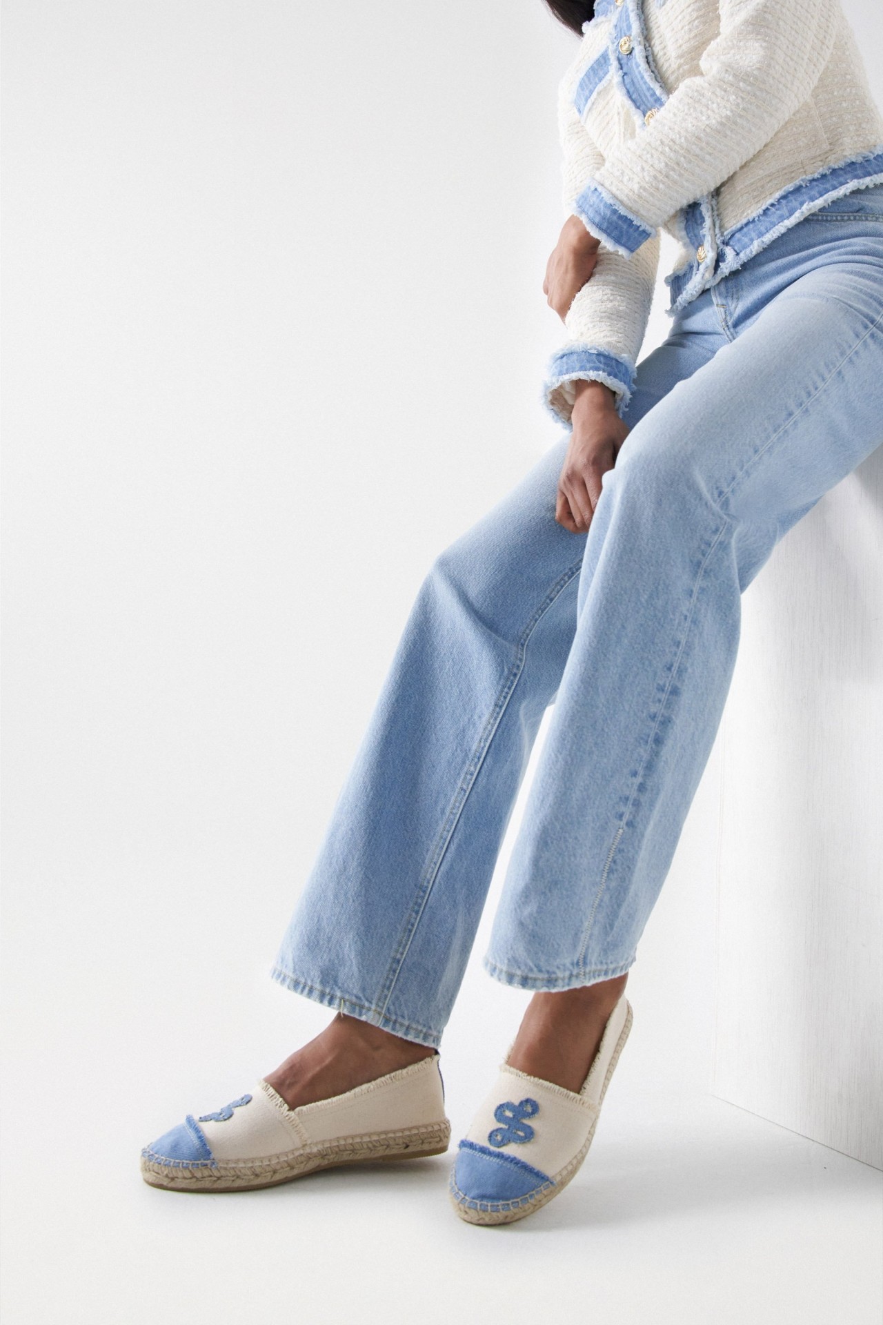 ALPERCATAS COM DETALHES EM DENIM