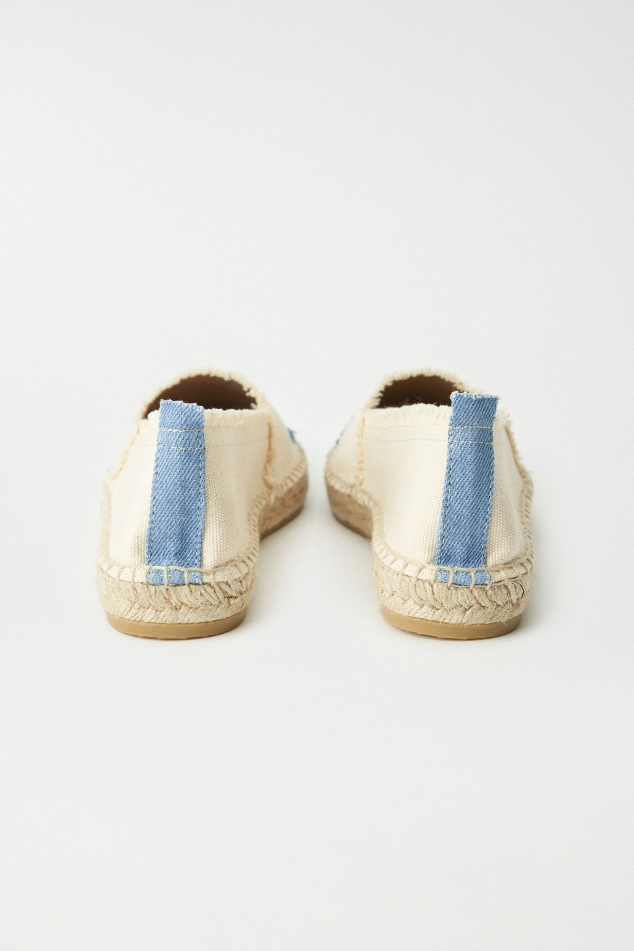 ALPERCATAS COM DETALHES EM DENIM
