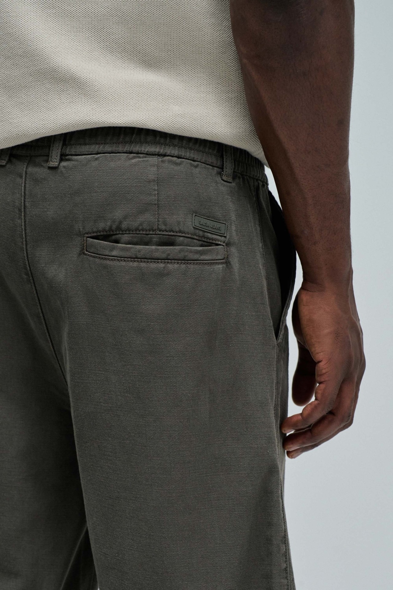 CAL��ES JOGGERS EM DENIM LEVE