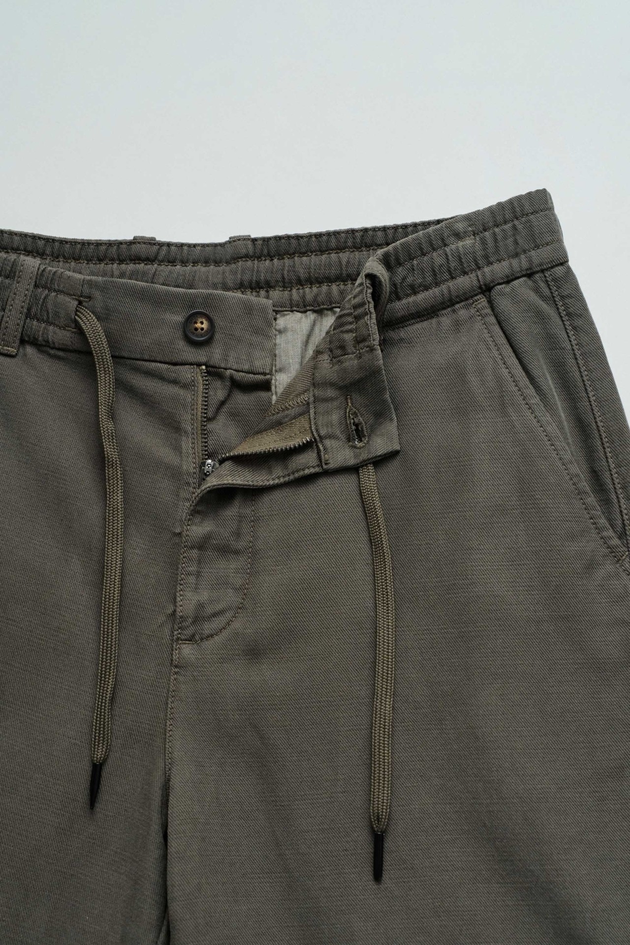 CAL��ES JOGGERS EM DENIM LEVE