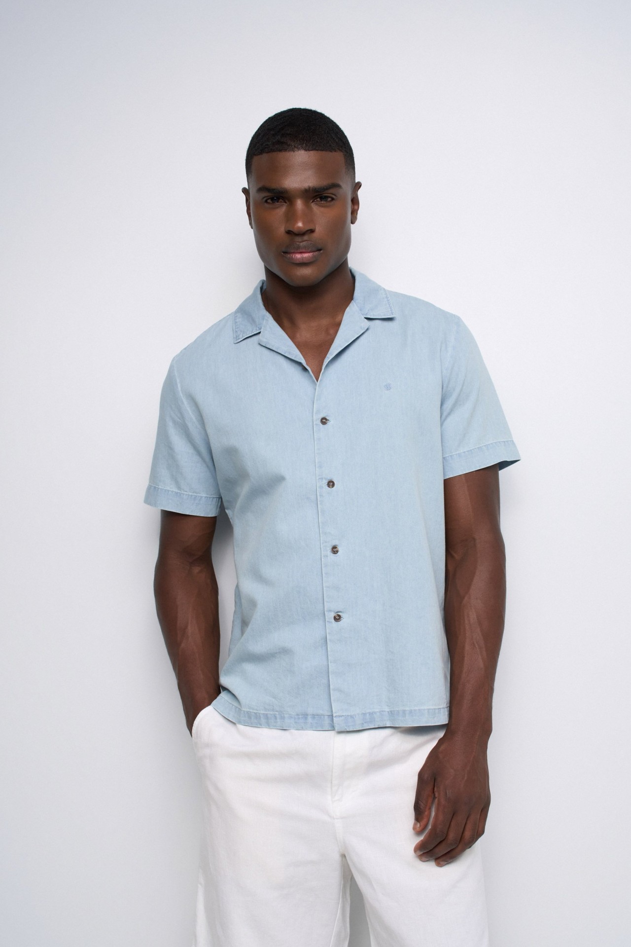 CAMISA DE MANGA CURTA EM DENIM LEVE