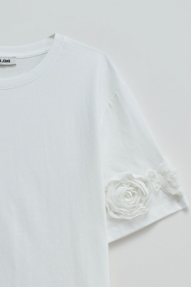 T-SHIRT COM APLIQUES FLORAIS TRIDIMENSIONAIS