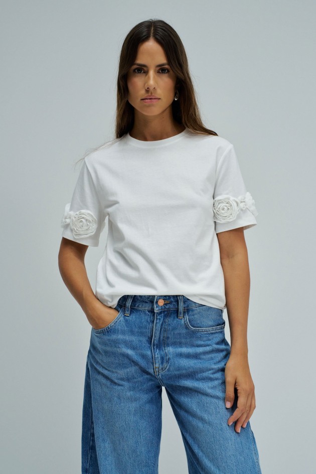 T-SHIRT MIT DREIDIMENSIONALEN BLUMENAPPLIKATIONEN