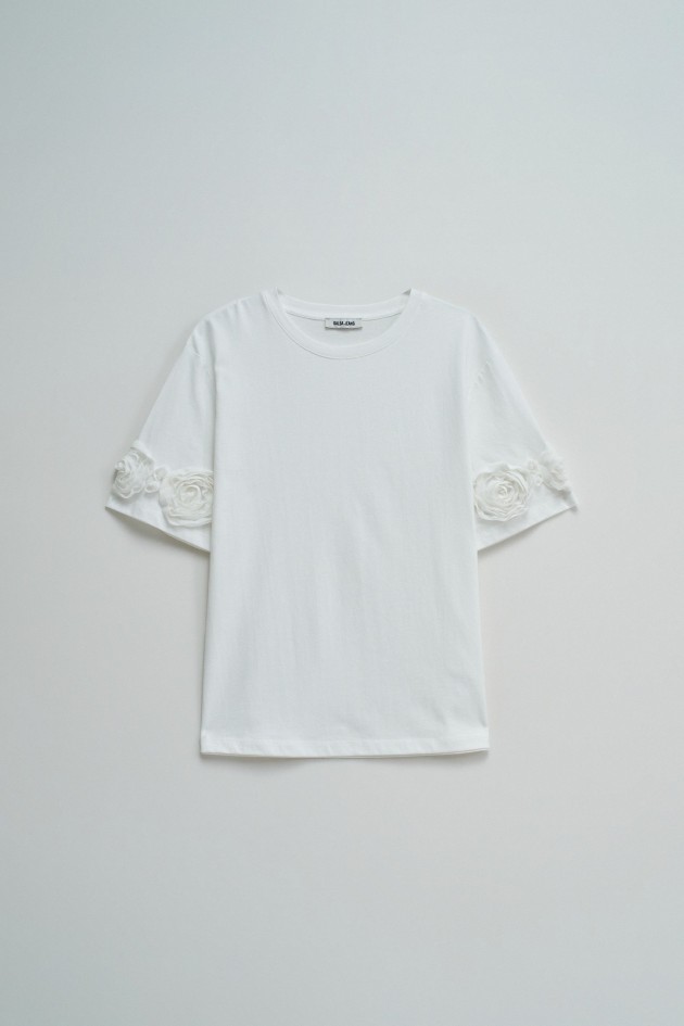 T-SHIRT COM APLIQUES FLORAIS TRIDIMENSIONAIS