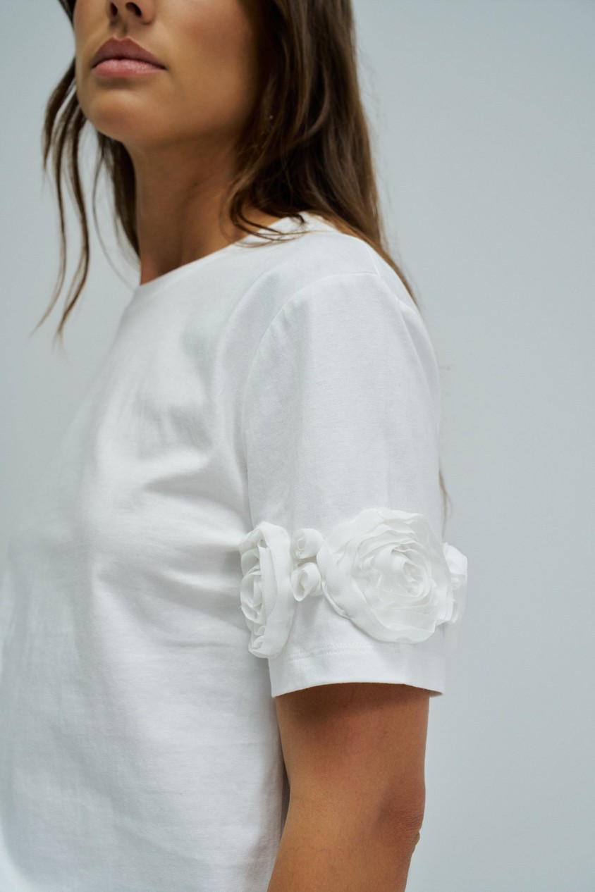 T-SHIRT WITH THREE-DIMENSIONAL FLORAL APPLIQUÉS