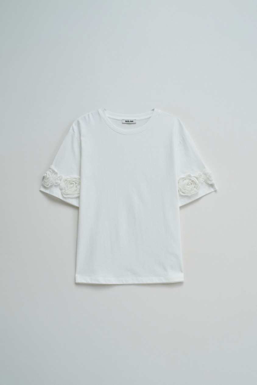 T-SHIRT WITH THREE-DIMENSIONAL FLORAL APPLIQUÉS