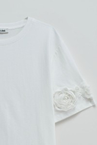 T-SHIRT MET DRIEDIMENSIONALE BLOEMAPPLICATIES