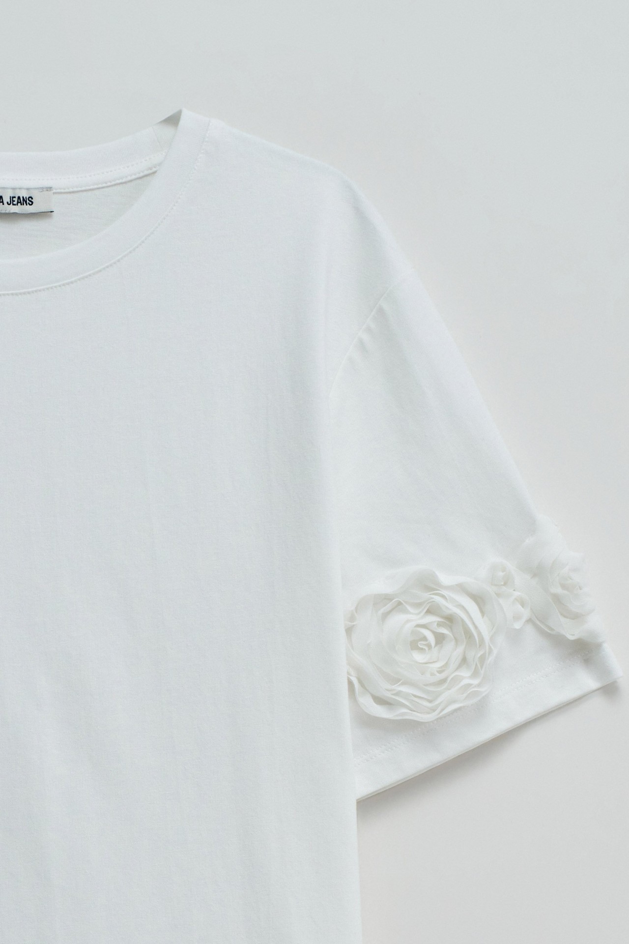 T-SHIRT MET DRIEDIMENSIONALE BLOEMAPPLICATIES