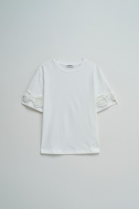 T-SHIRT MET DRIEDIMENSIONALE BLOEMAPPLICATIES