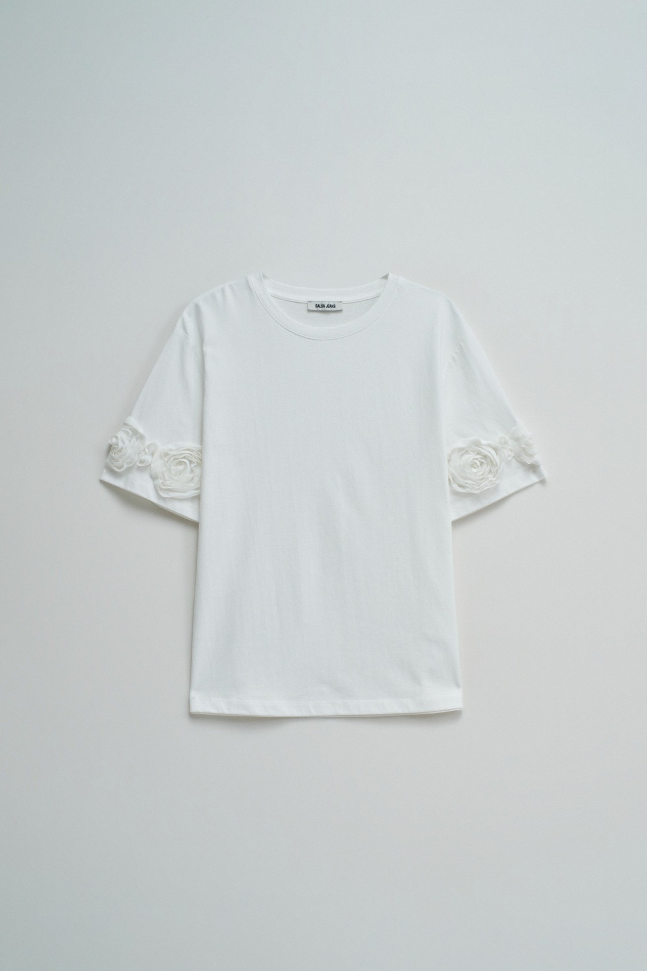 T-SHIRT MET DRIEDIMENSIONALE BLOEMAPPLICATIES