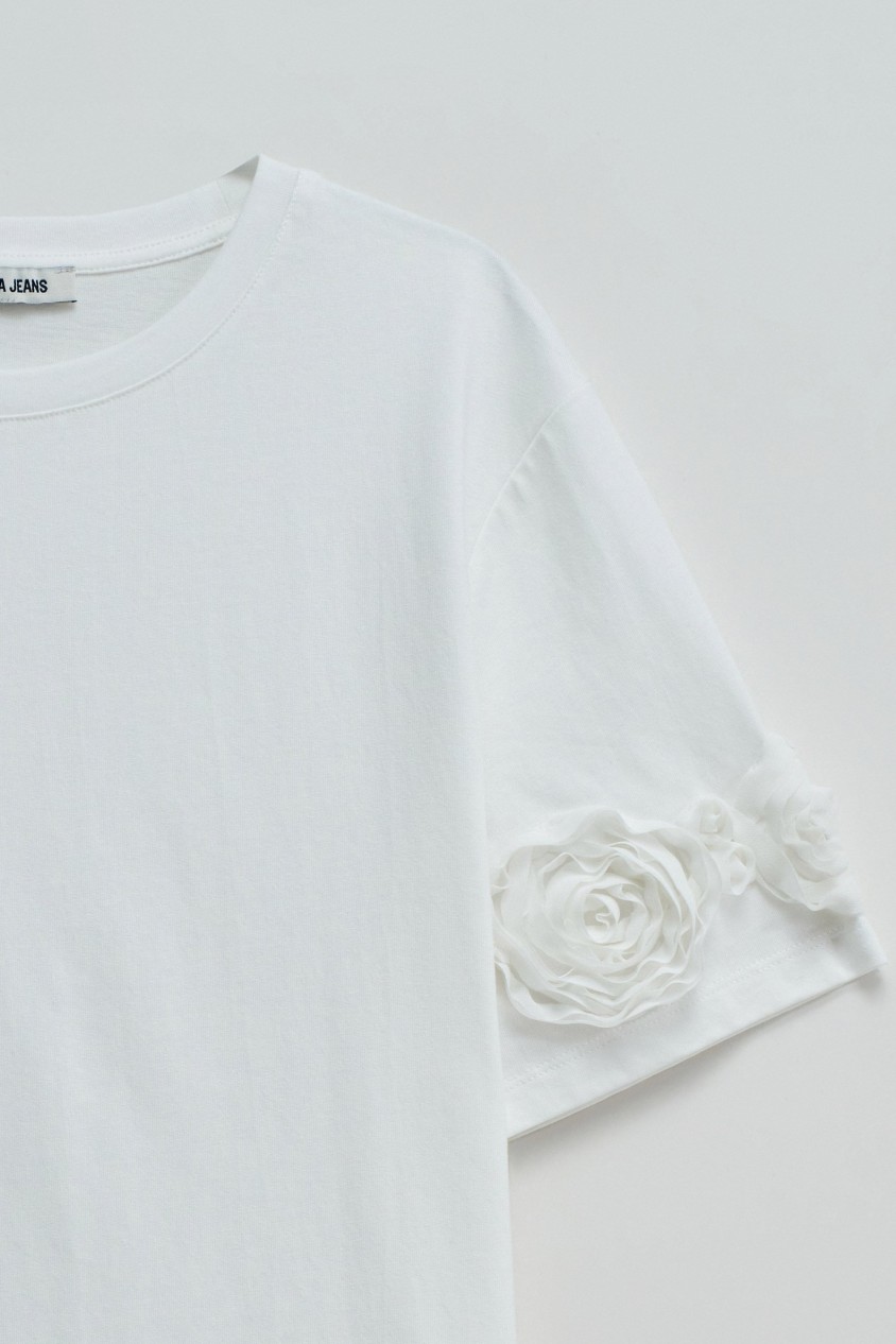 T-SHIRT WITH THREE-DIMENSIONAL FLORAL APPLIQUÉS