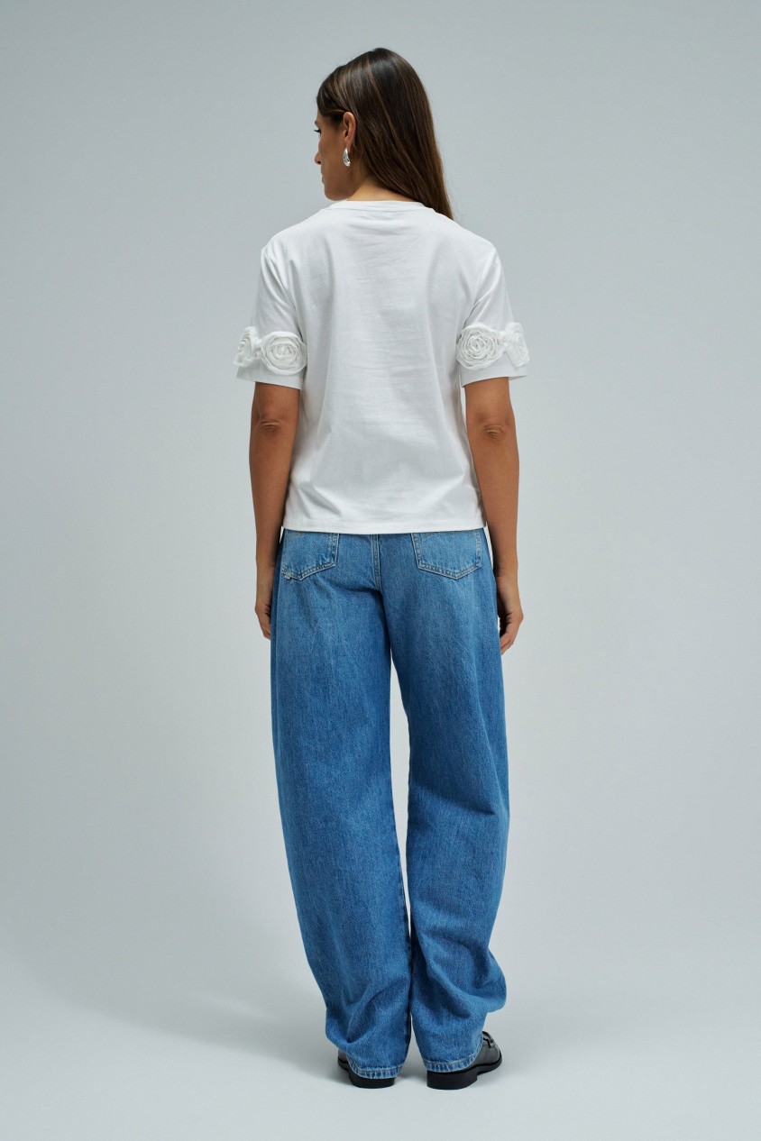 T-SHIRT WITH THREE-DIMENSIONAL FLORAL APPLIQUÉS