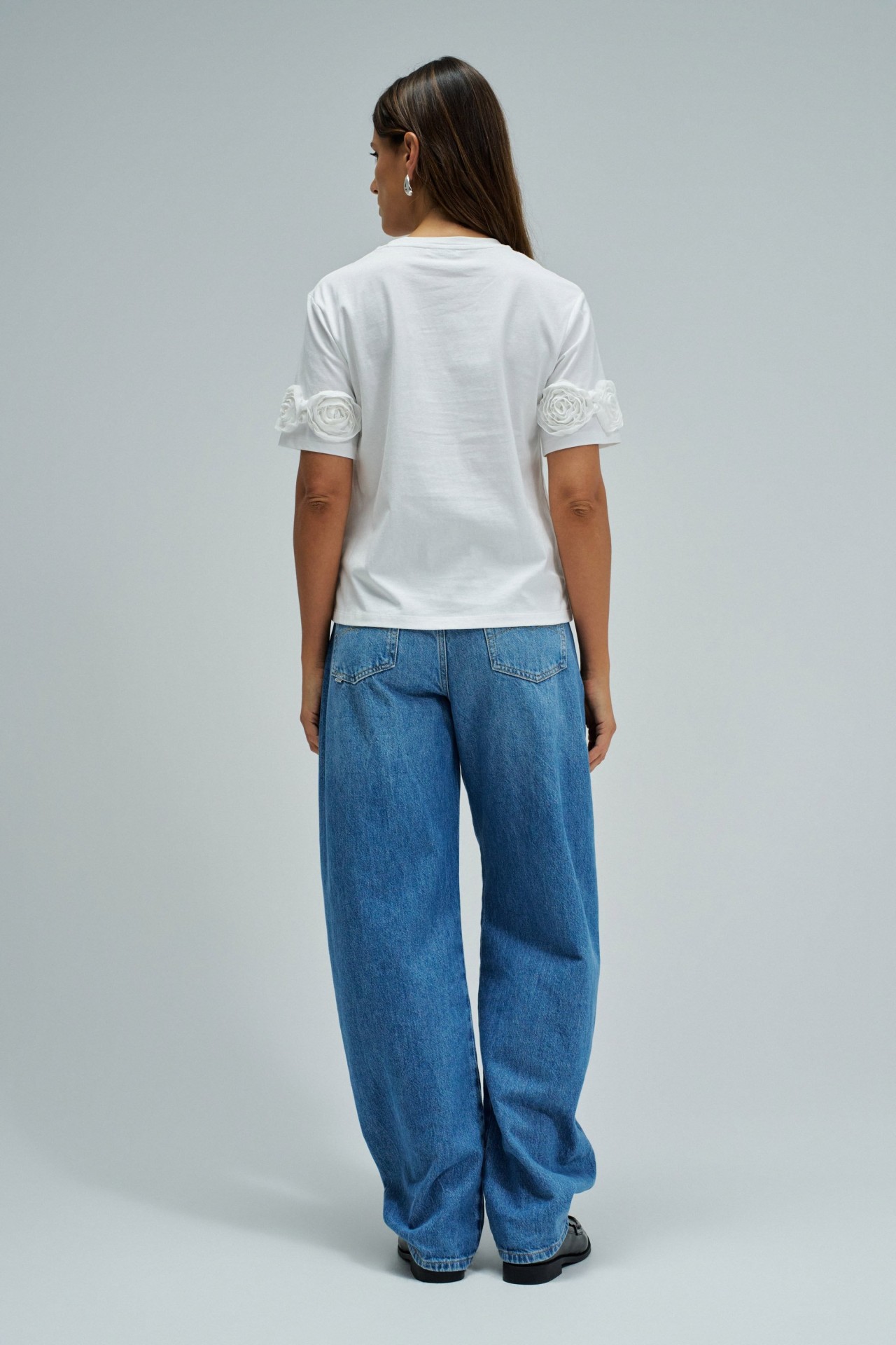 T-SHIRT MET DRIEDIMENSIONALE BLOEMAPPLICATIES