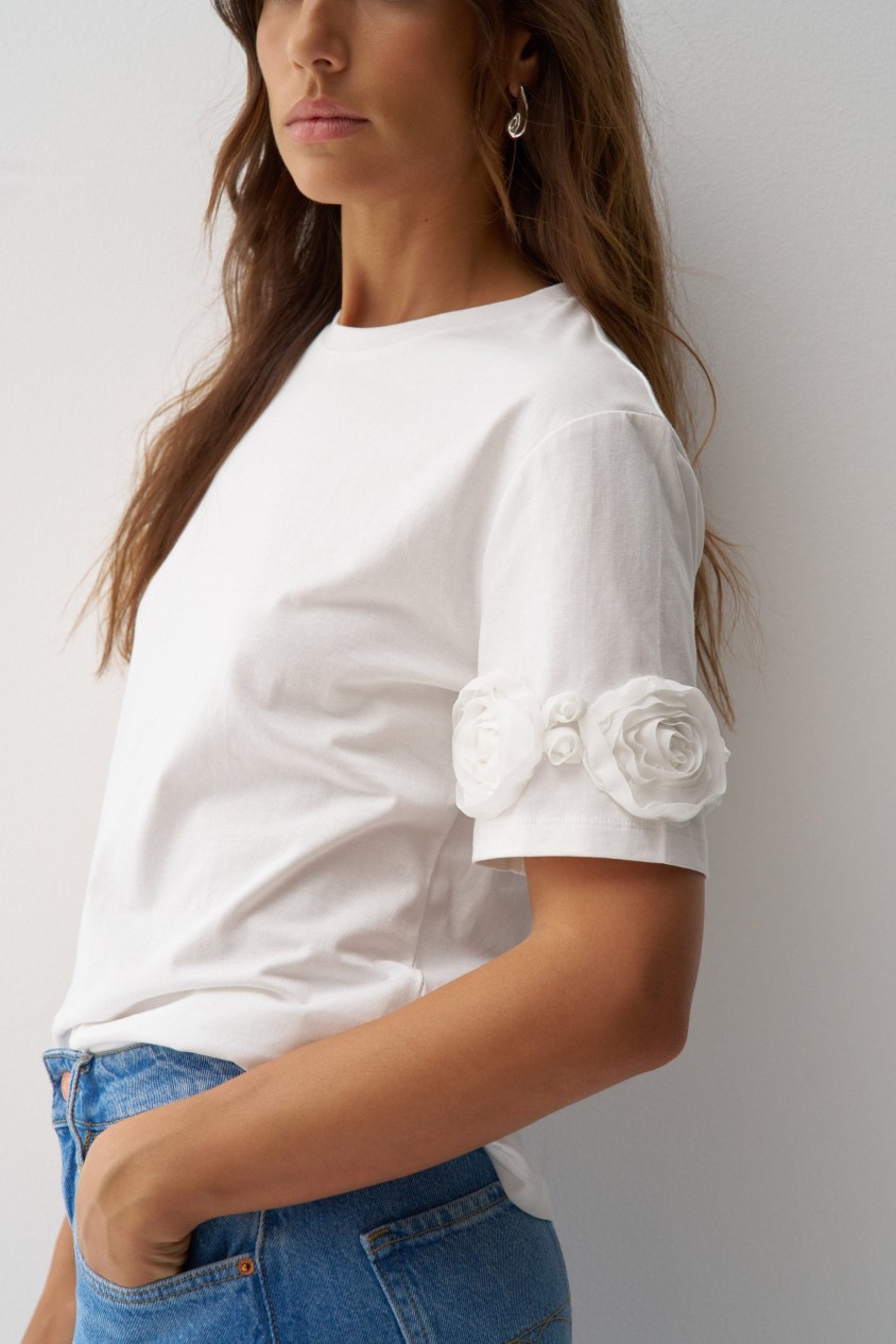 T-SHIRT WITH THREE-DIMENSIONAL FLORAL APPLIQUÉS