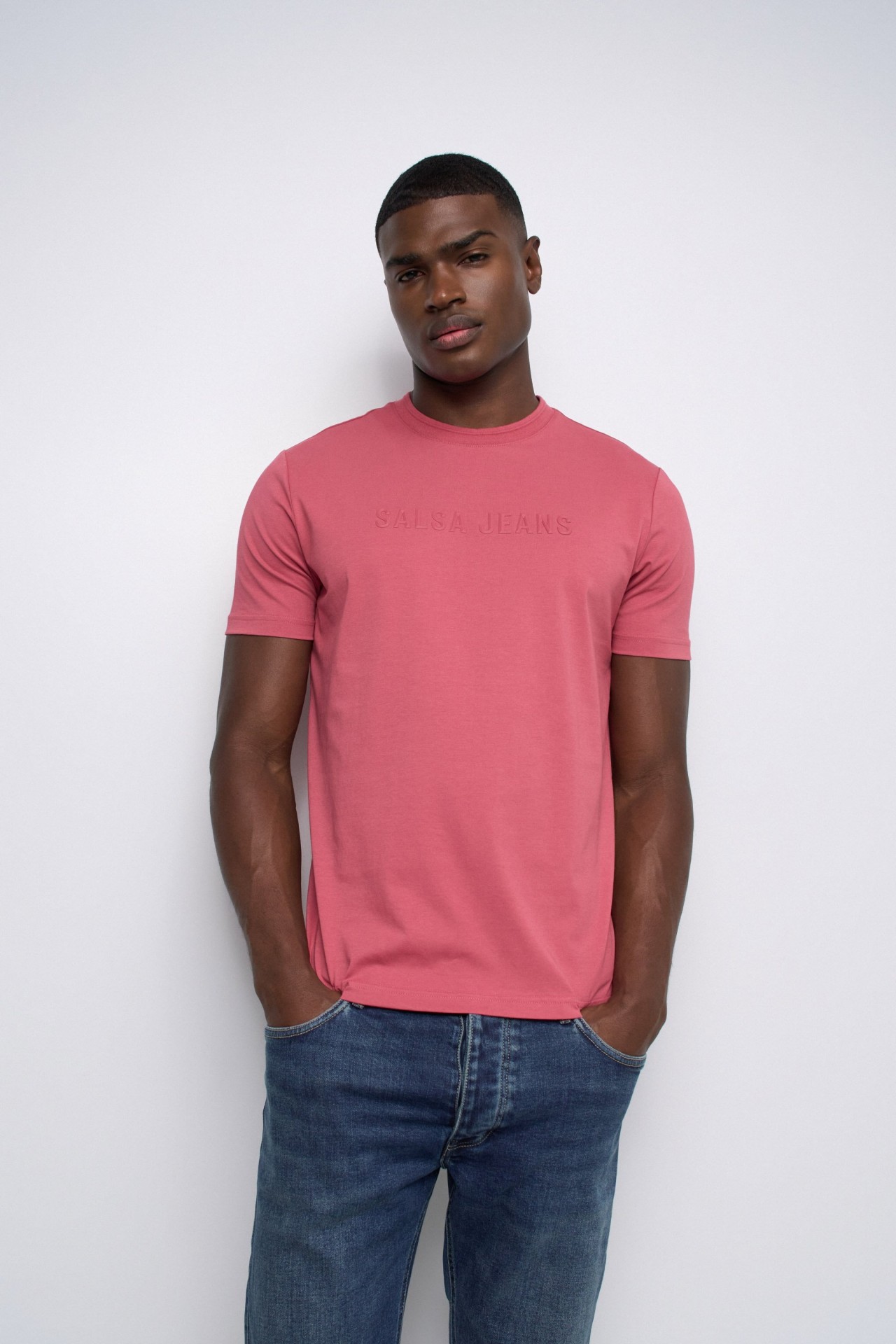 T-SHIRT MIT BRANDING
