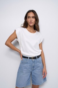 T-SHIRT COM BOT�ES