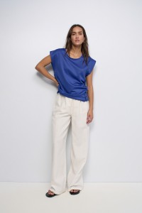 T-SHIRT COM BOT�ES