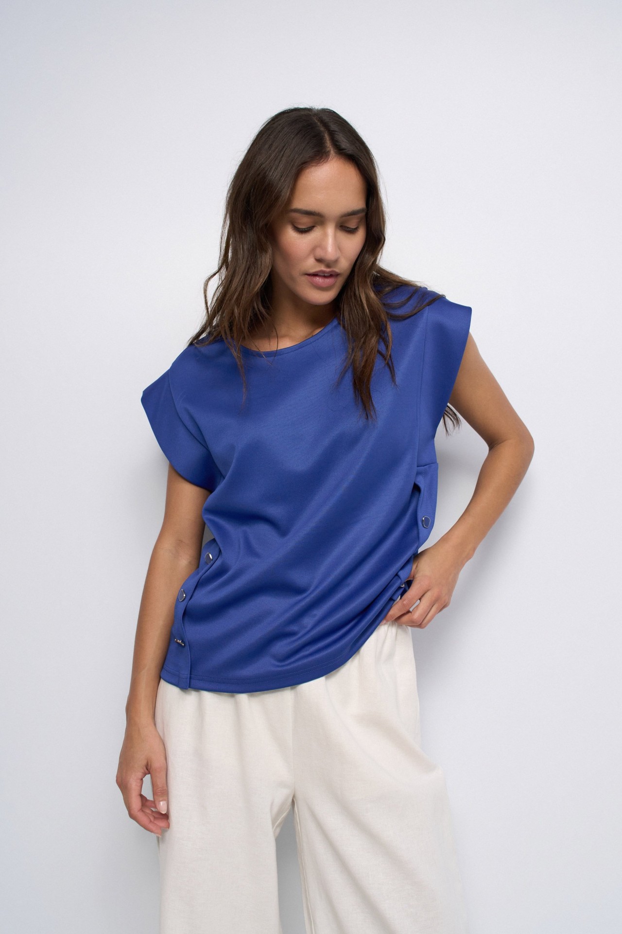 T-SHIRT COM BOT�ES
