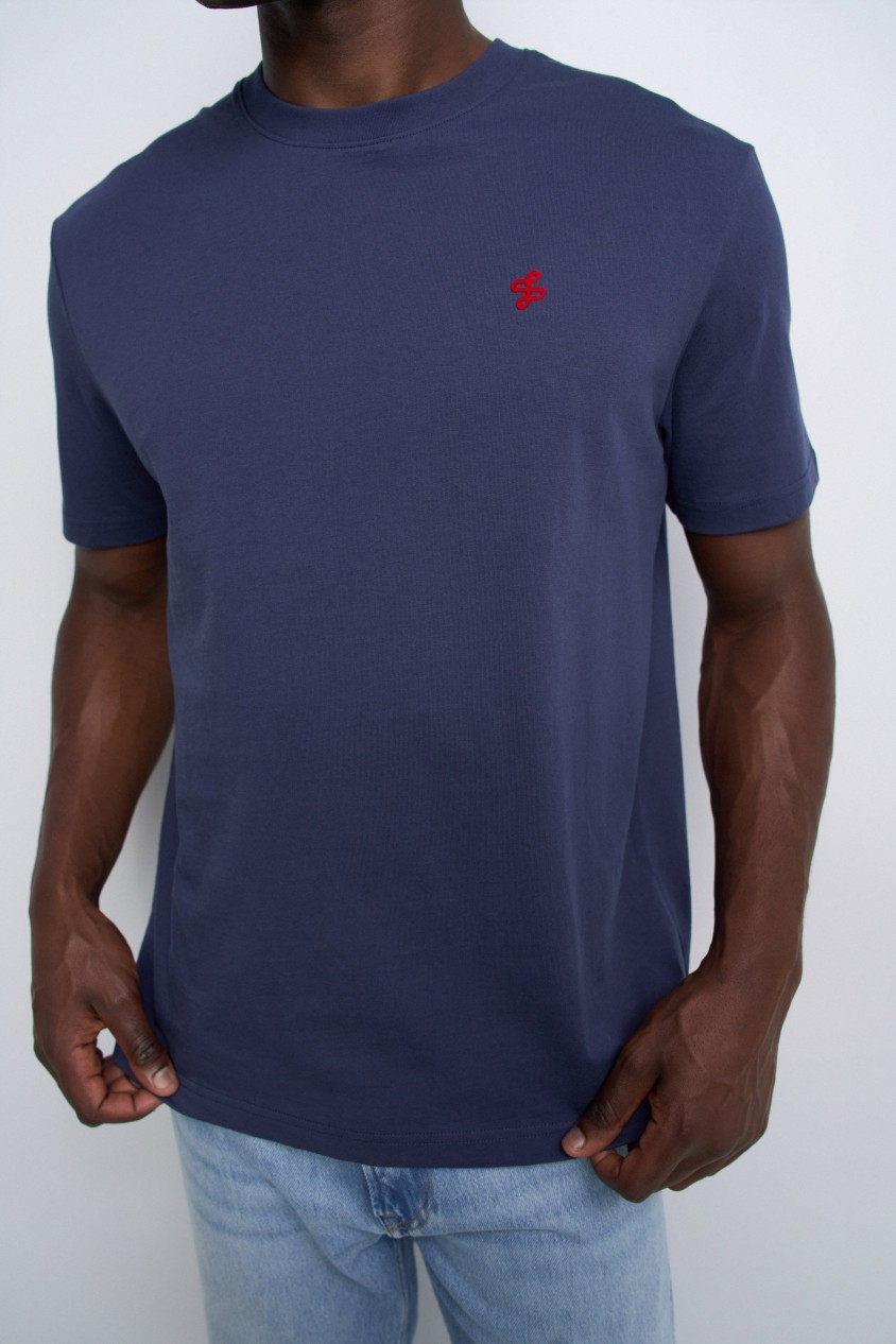 T-SHIRT MIT BRANDING