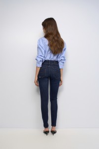 SECRET PUSH IN SKINNY JEANS