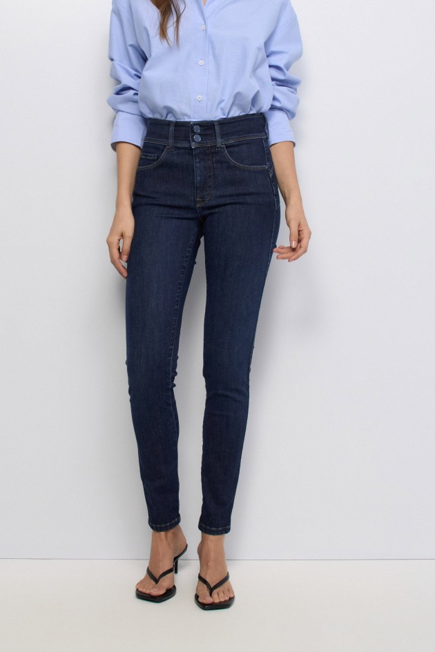 SECRET PUSH IN SKINNY JEANS